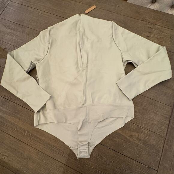SKIMS NWT Size 3X Women's Mock Neck Long Sleeve Faux Leather Bodysuit In Shell - Picture 2 of 7